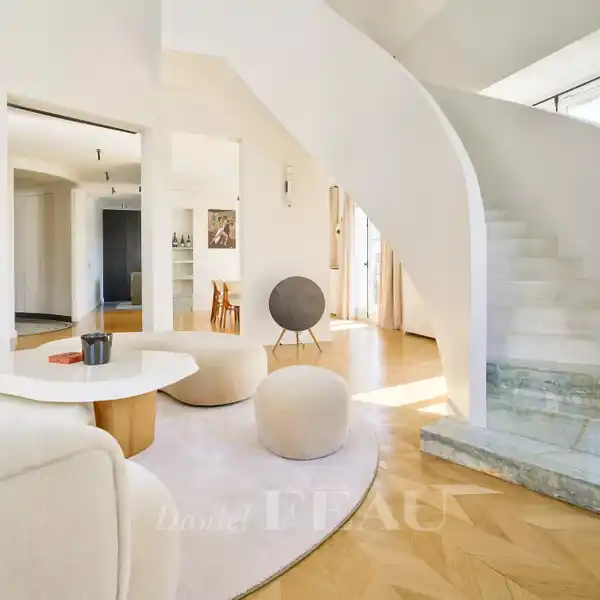 MAGNIFICENT TOP-FLOOR APARTMENT