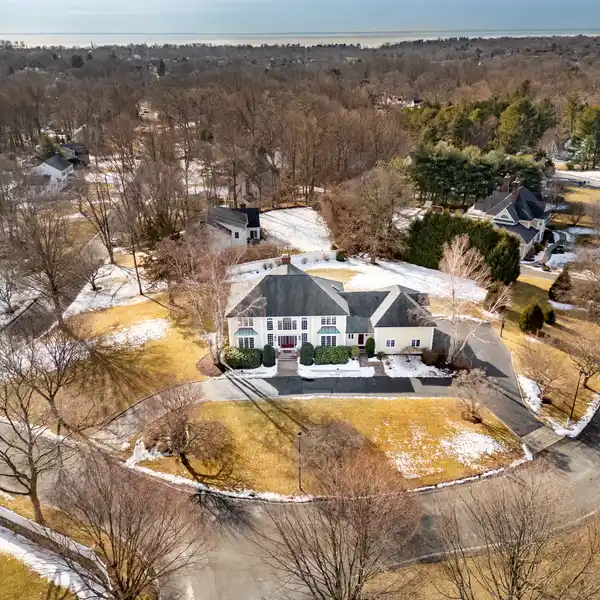 SPACIOUS CUSTOM HOME IN SOUTHPORT CHASE
