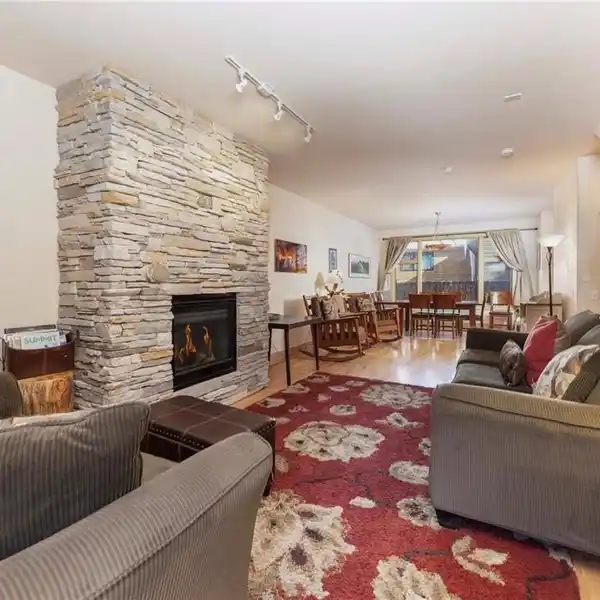 SPACIOUS LUXURY HOME WITH A CONVENIENT IN-TOWN LOCATION