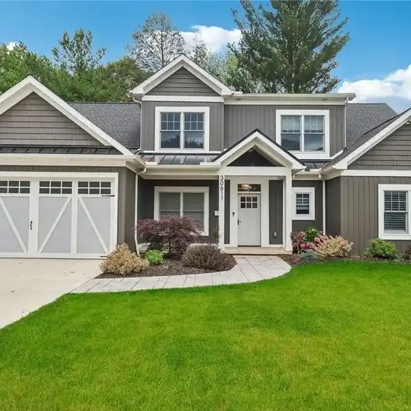 MODERN ELEGANCE WITH EVERYDAY COMFORT