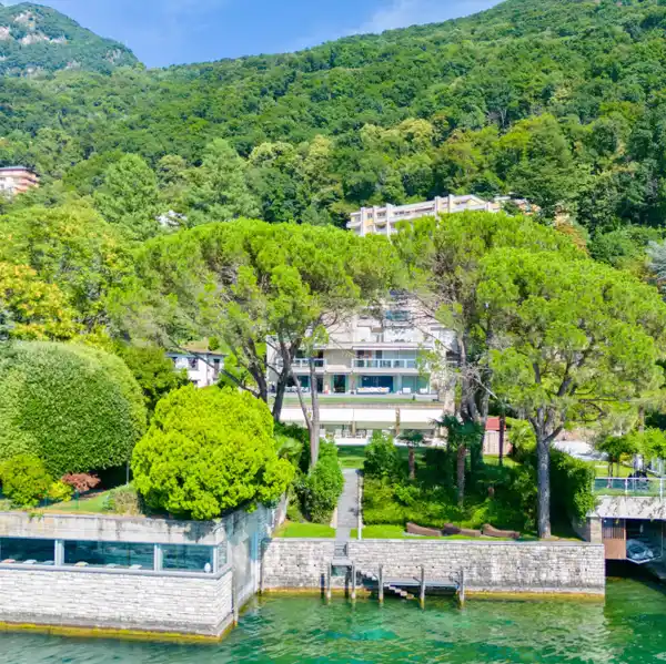 SERENE LAKEFRONT LIVING CLOSE TO CITY