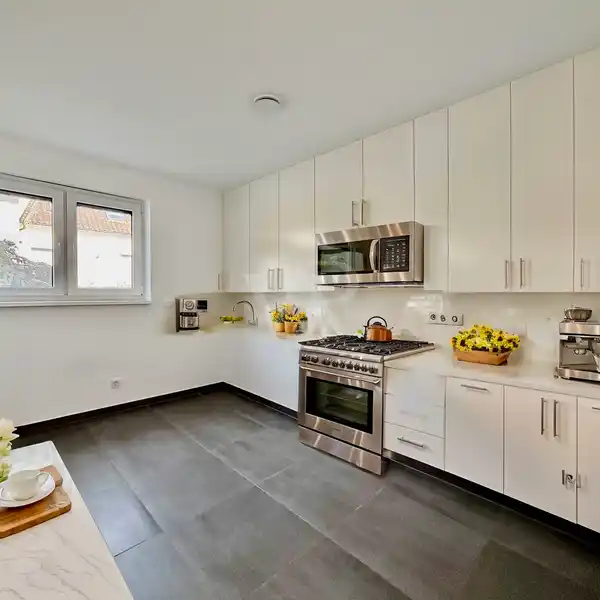 THREE-LEVEL MODERN HOME NEXT TO A PARK