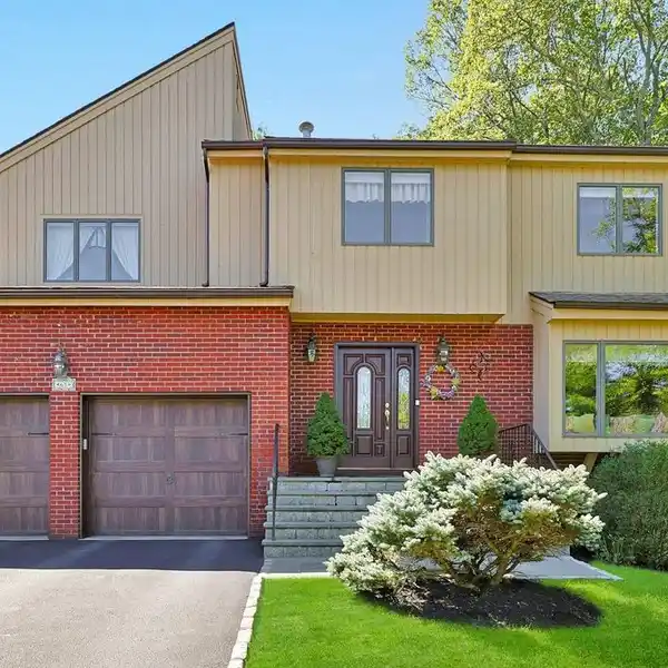 CONTEMPORARY COLONIAL IN A PARK-LIKE SETTING