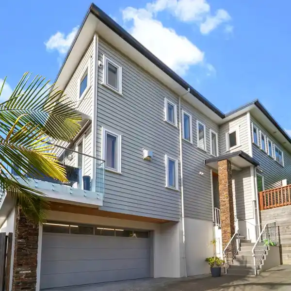 STYLE AND COMFORT IN A DESIRABLE LOCATION