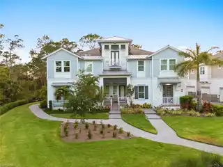 Wonderful End-Unit First Floor Coach Home