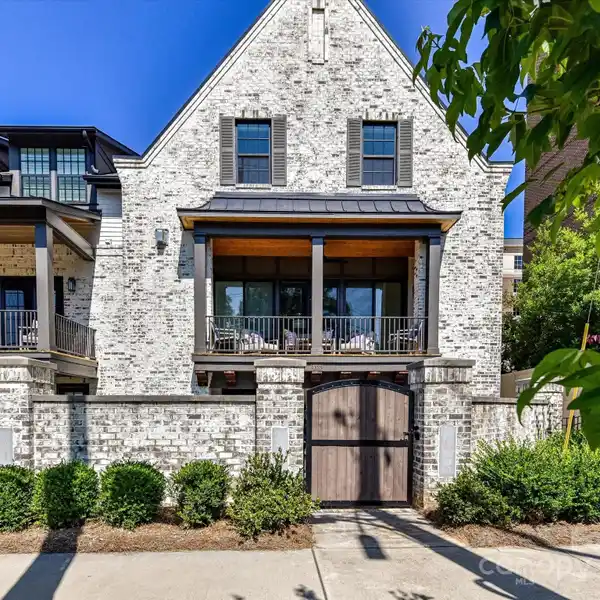 BEAUTIFULLY DESIGNED SAUSSY BURBANK TOWNHOME