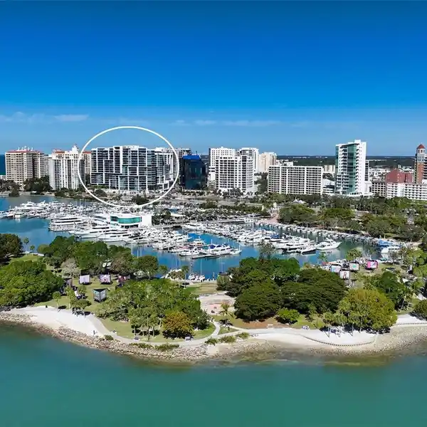 ELEGANT 11TH-FLOOR RESIDENCE