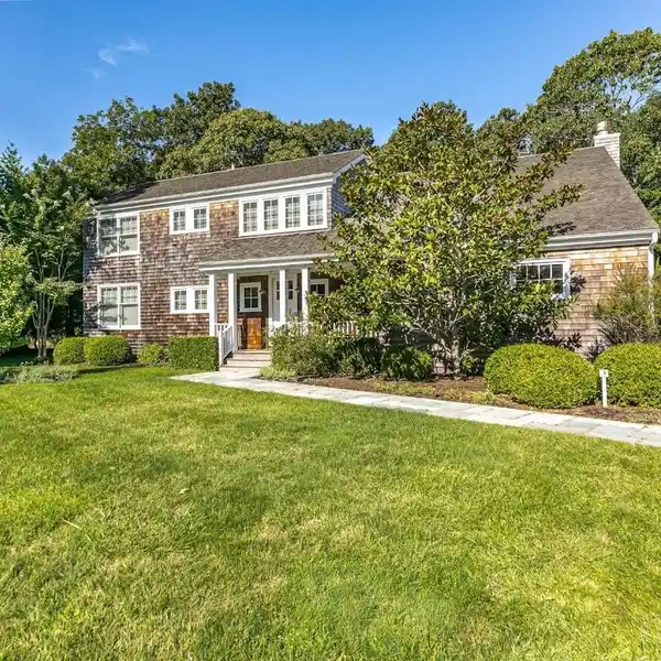 SUMMER FARMHOUSE IN THE EAST HAMPTONS