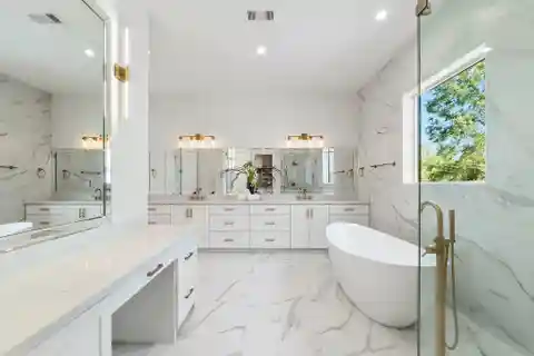 Luxurious Home in Houston’s Prestigious Timbergrove Manor