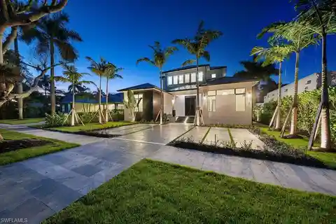 Gorgeous New Smart Home in the Heart of Downtown Naples
