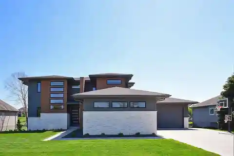 Contemporary Escape on Bennington Lake