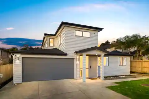 Spacious Pinehill Retreat with Designer Elegance