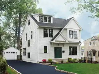 Sun-drenched New Home in a Convenient Location