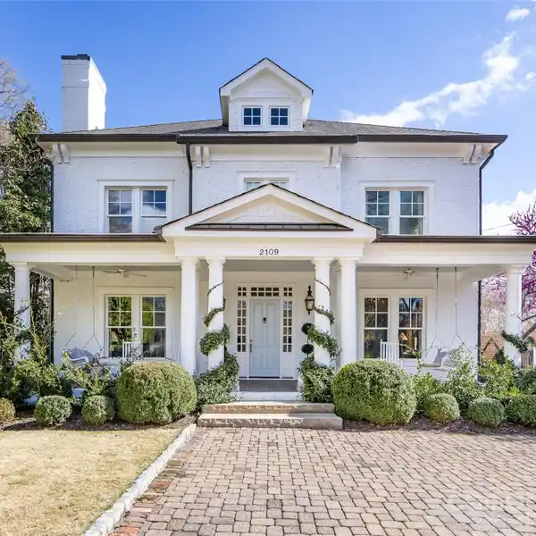 TIMELESS ELEGANCE WITH CONTEMPORARY FLAIR