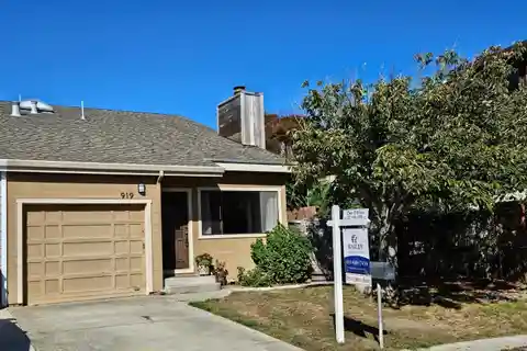 Vetrazzo Mantel & High-End Appliances Add Modern Elegance