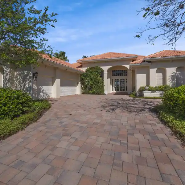 GRACIOUS CUSTOM HOME WITH GOLF MEMBERSHIP