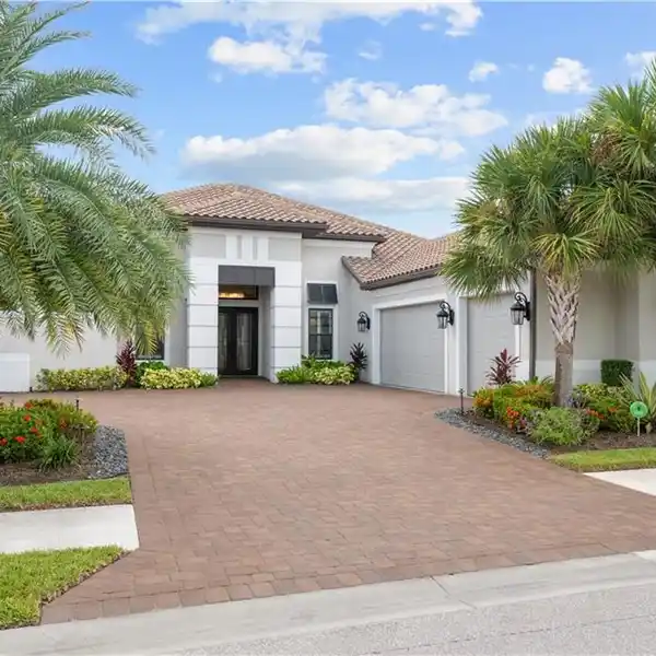 A VACATION LIFESTYLE IN ESPLANADE