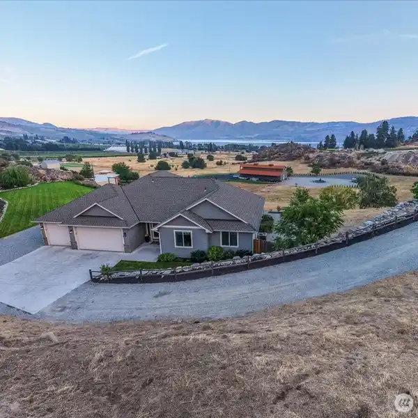 GORGEOUS RAMBLER WITH SWEEPING VIEWS OF LAKE CHELAN