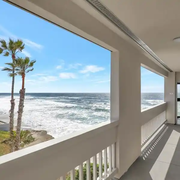 BREATHTAKING OCEANFRONT PENTHOUSE
