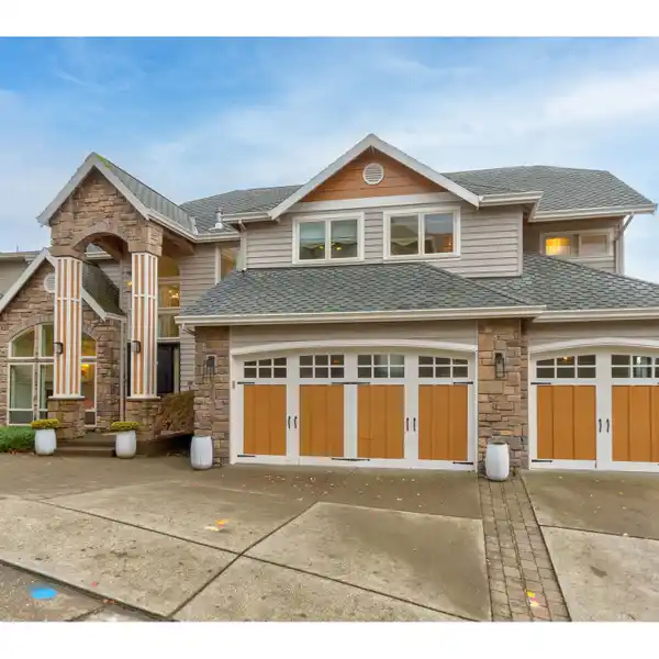 SPRAWLING TRADITIONAL HOME IN PREMIUM LOCATION