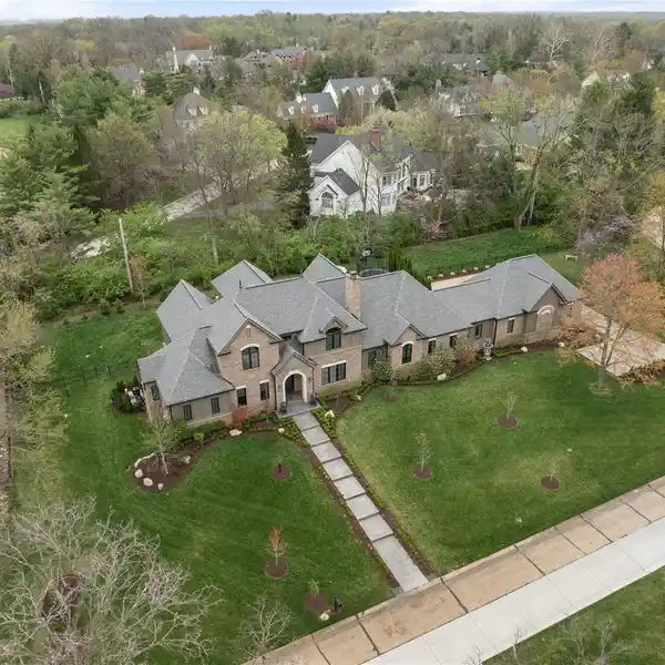 EXQUISITE HOME IN A QUIET NEIGHBORHOOD