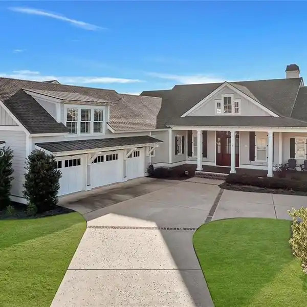 CUSTOM-BUILT HOME IN PICTURESQUE HAMPTON LAKE