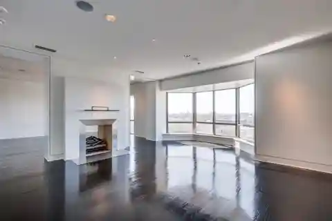 Gorgeous Oversized Unit at the Crestpark in Highland Park