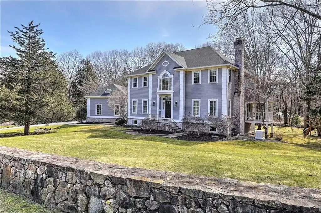 Beautifully Renovated Colonial in Howland Farm