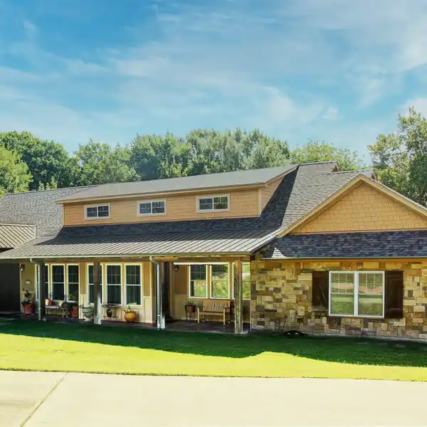 BREATHTAKING TWO-STORY FOYER