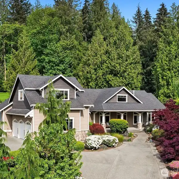 SPECTACULAR HOME IN THE HIGHLANDS