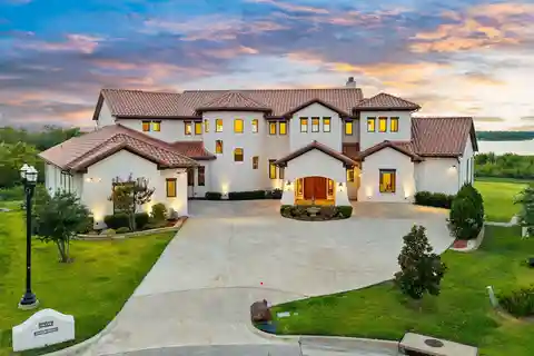 Unmatched Elegance and Comfort on Lake Lewisville