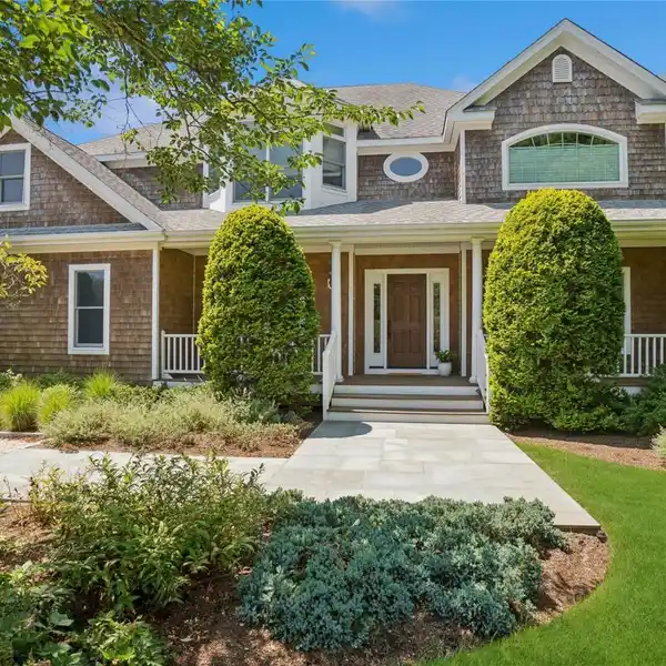 HAMPTON-INSPIRED ESTATE WITH RESORT-STYLE ELEGANCE