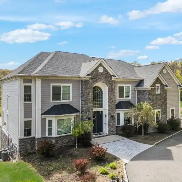 MAGNIFICENT TURN-KEY PROPERTY