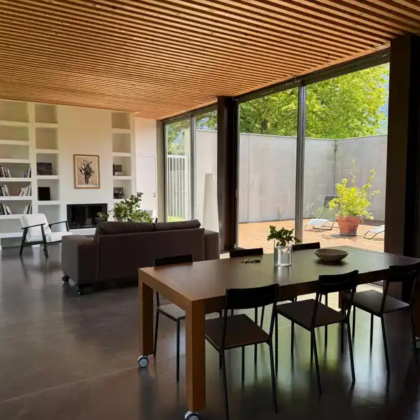 LIGHT-FILLED CONTEMPORARY VILLA