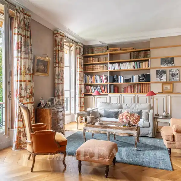 MAGNIFICENT APARTMENT WITH PERIOD CHARM AND MODERN COMFORT