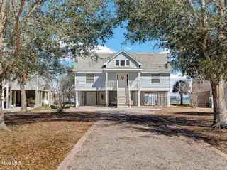 Waterfront Estate in a Relaxing Gated Community