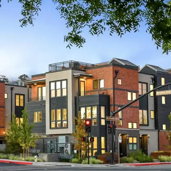 CONTEMPORARY TOWNHOME WITH ROOFTOP VIEWS AND STYLE