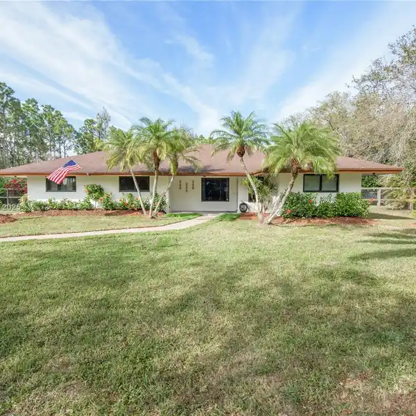 BEAUTIFUL COUNTRY HOME IN SOUTH REDLAND