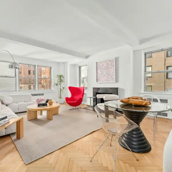 CHARMING PRE-WAR CORNER RESIDENCE JUST OFF FIFTH AVENUE