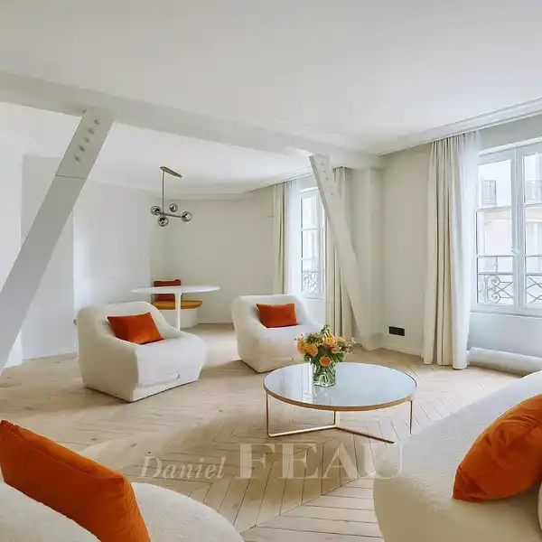 SOPHISTICATED APARTMENT WITH BESPOKE OPEN-PLAN DESIGN