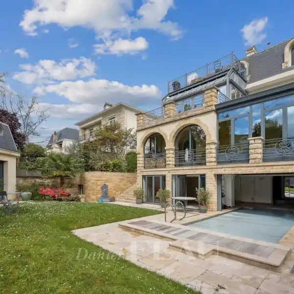EXCEPTIONAL PROPERTY WITH LANDSCAPED GARDEN