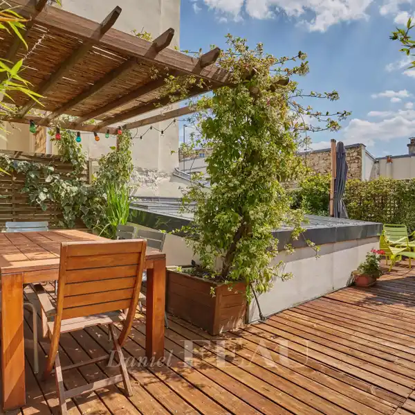 LEAFY CUL-DE-SAC LIVING WITH ROOFTOP VIEWS