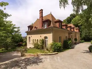 Magnificent Property in Sought-After Glatigny
