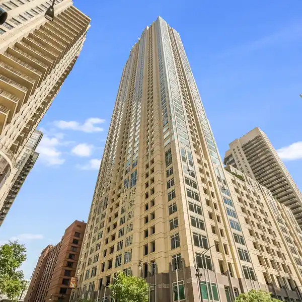 RIVER NORTH LUXURY WITH PRIVATE ELEVATOR ACCESS