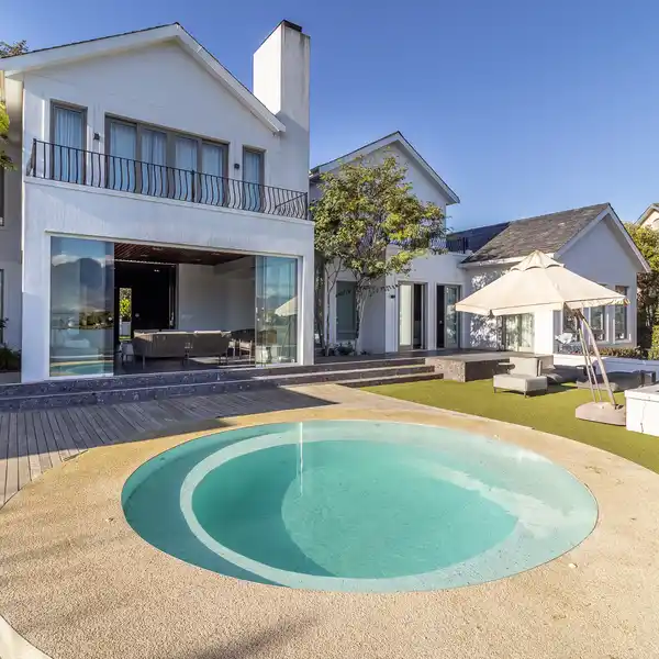 WORLD-CLASS ELEGANCE IN THE HEART OF VAL DE VIE ESTATE