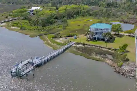 Boater's Paradise on Nearly Five Acres