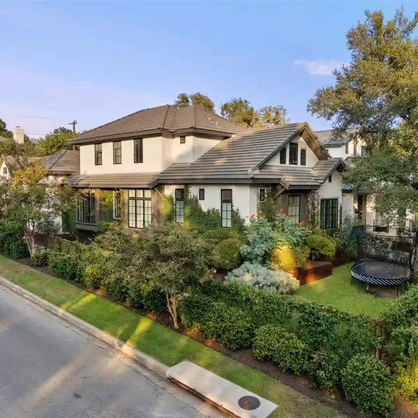 STUNNING MODERN HOME IN THE HEART OF TARRYTOWN