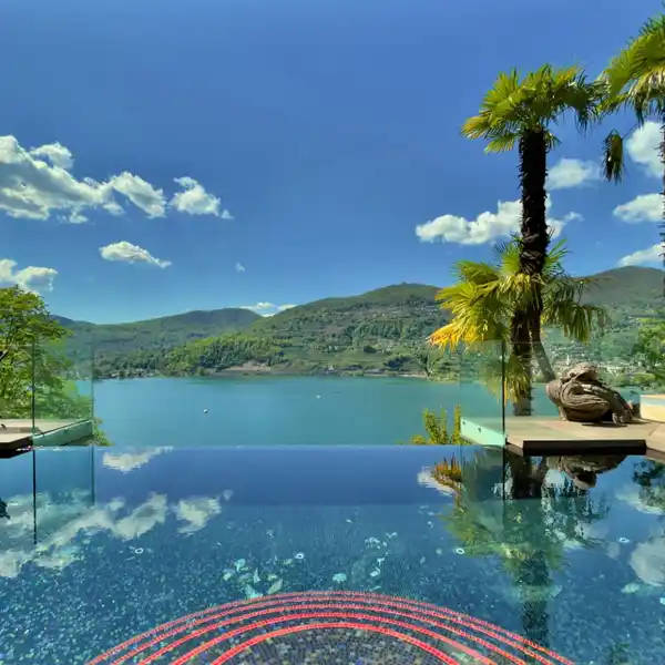 CONTEMPORARY BEAUTY OVERLOOKING THE LAKE