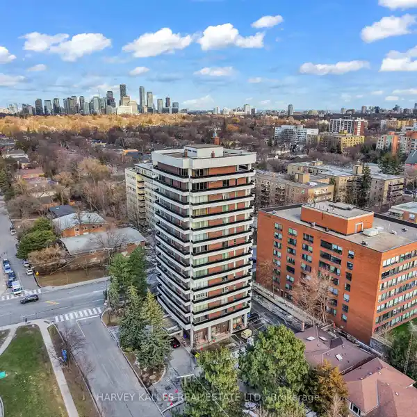 WARMTH AND EXCLUSIVITY ON THE EIGHT FLOOR IN BOUTIQUE BUILDING