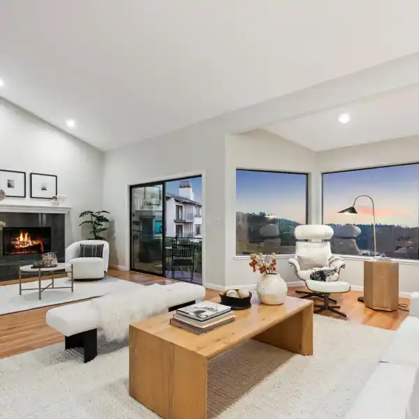 BEAUTIFULLY APPOINTED END-UNIT TOWNHOME IN HILLER HIGHLANDS